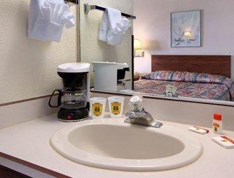 Super 8 By Wyndham Baker Motel